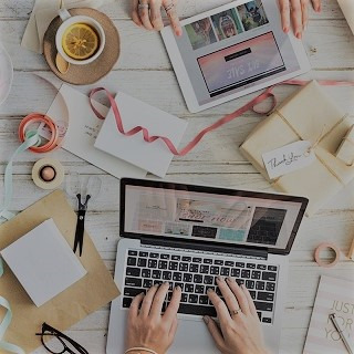 Photo vu de dessus d'un ordinateur et d'accessoires disposés sur une table